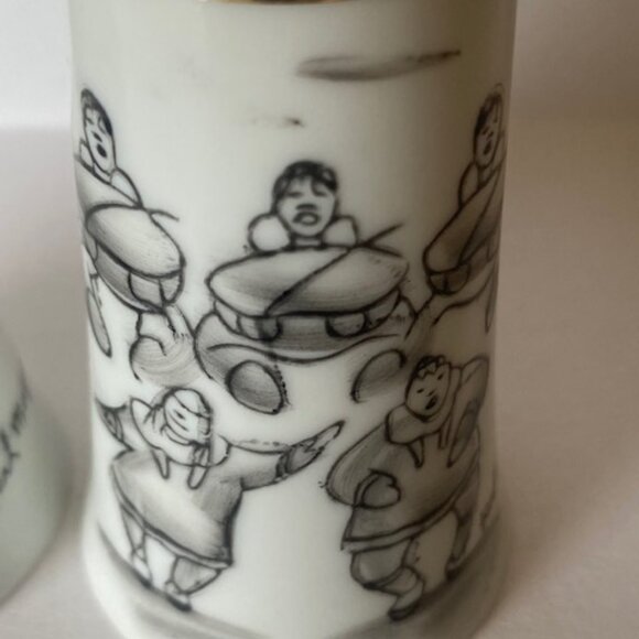 Vintage Salt and Pepper shakers artwork by 'Robert Mayokok. - Picture 3 of 7
